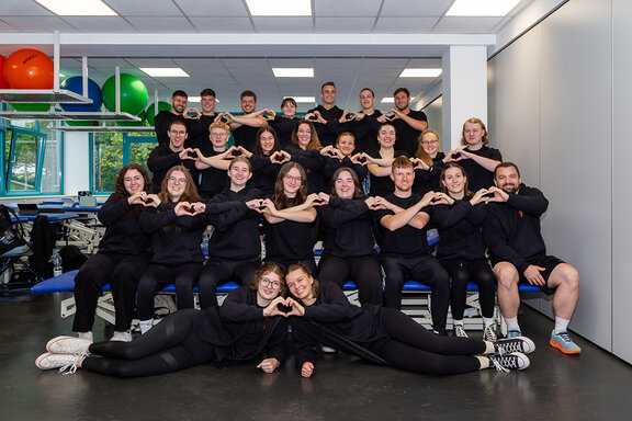 Schüler der Physiotherapieschule Lebach stehen zusammen und zeigen Herzen mit ihren Händen